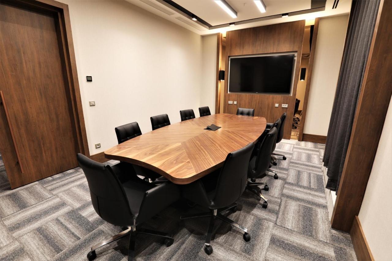 Limak Skopje Luxury Hotel 外观 照片 A meeting room at the London office